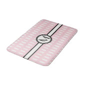 Chic Modern Pink Black Monogram Badematte (Schrägansicht)