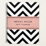 Chic Modern rosa, Schwarz und Weiß Zickzack Muster Planer<br><div class="desc">Organisieren Sie Ihre Zeit stilvoll mit einem schicken, modernen Planer. Der gesamte Text in dieser Vorlage ist einfach zu personalisieren oder zu löschen. Das rosa, schwarz und weiß Design zeichnet sich durch ein niedliches Zickzack Zickzack-Muster, hübsche Imitate Rose Goldfolienstreifen und Ihren Namen, Titel oder anderen personalisierten Text Ihrer Wahl aus....</div>