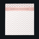 Chic Modern Rose Gold Zickzack Mit Monogramm Notizblock<br><div class="desc">Mit diesem schicken, modernen Notizblock können Sie Ihrem Schreibtisch ein stilvolles personalisiertes Accessoire hinzufügen. Das Design zeichnet sich durch ein gürtelrosa Imitat Rose Goldfolie Zickzack Zickzack-Muster und Ihren Namen oder anderen personalisierten Text in einem einfachen typografischen dunkelgrauen Schriftart aus. Dieses elegante und trendige Metallic Look Notizblock ist ein elegantes Geschenk...</div>