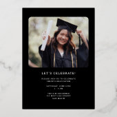 Chic Modern Script Graduate Foto Abschluss Gold Folieneinladung (Rückseite)