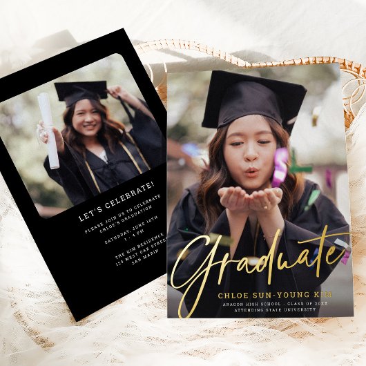 Chic Modern Script Graduate Foto Abschluss Gold Folieneinladung