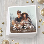 Chic Modern Script und Foto Minimales Brautparty Serviette<br><div class="desc">Fügen Sie eine elegante Touch zu den Brautparty-Dekorationen mit schicken modernen, kundenspezifischen Foto Papierservietten hinzu. Das Bild und alle Formulierungen auf dieser Vorlage sind einfach zu personalisieren für ein Ehepaar Polterabend, Interaktion oder andere Veranstaltung. (IMAGE PLACEMENT TIP: Eine einfache Möglichkeit, ein Foto genau so zu positionieren, wie Sie es gewollt...</div>