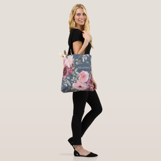 Chic Modern Watercolor Pink Burgund Blumenname Tasche (Am Model)