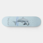 Chic moderner Delfin und Schrift auf hellblau Skateboard (Horizontal)