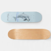 Chic moderner Delfin und Schrift auf hellblau Skateboard (Horizontal)