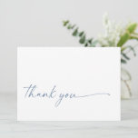 Chic   Modernes Script Danke, Flachkarte | Blau<br><div class="desc">Dieses minimalistische Design ist die perfekte Art,  "danke" zu sagen! Mit einem handgeschriebenen Signaturskript gepaart mit einem einfachen serifenlosen Schriftart. Personalisieren Sie Ihre eigene Nachricht auf der Rückseite,  oder bestellen Sie sie leer und schreiben Sie Ihre Nachricht handschriftlich. Karo aus dem Laden für passende Schreibwaren!</div>