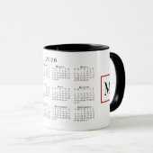 Chic Monogram 2026 Schwarz-weiß Red Calendar Tasse (VorderseiteRechts)