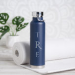 Chic Monogram auf blau Trinkflasche<br><div class="desc">Chic weiße vertikale Monogramm auf blau weist eine größere dekorative Initial in der Mitte auf. Ersetzen Sie die 3 Initialen durch Ihre eigene in der Sidebar. Weitere Farben und Stile der Wasserflasche sind in der Sidebar erhältlich. Copyright © Claire E. Skinner. Alle Rechte vorbehalten.</div>