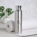 Chic Monogram auf Silber Trinkflasche<br><div class="desc">Das schicke,  schwarze,  vertikale Monogramm auf Silber weist eine größere dekorative Initiale in der Mitte auf. Ersetzen Sie die 3 Initialen durch Ihre eigene in der Sidebar. Weitere Farben und Stile der Wasserflasche sind in der Sidebar erhältlich. Copyright © Claire E. Skinner. Alle Rechte vorbehalten.</div>