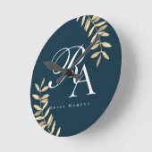 Chic Monogram Blue Runde Wanduhr (Winkel)