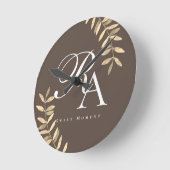 Chic Monogram Brown Runde Wanduhr (Winkel)