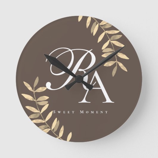 Chic Monogram Brown Runde Wanduhr (Vorderseite)