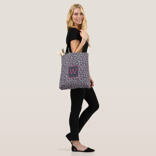 Chic Monogram Hot Pink Grey Leopard Print Pattern Tasche (Am Model)