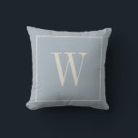 Chic Monogram Inital Soft Farmhouse Blue & Ivory Kissen<br><div class="desc">Stilvolles modernes personalisiertes mit Monogramm, erstklassiges und in Weiß dekoratives Kissen in zarter Blautönung. Tolle Geschenkidee! Einfach mit dem Design-Tool anpassen, um es zu Ihrem eigenen machen! Kontaktieren Sie mich unter beachpausedesigns@gmail.com wenn Sie Hilfe benötigen oder Fragen zu diesem oder einem unserer Designs haben. Weitere Designoptionen und Farben sind verfügbar....</div>