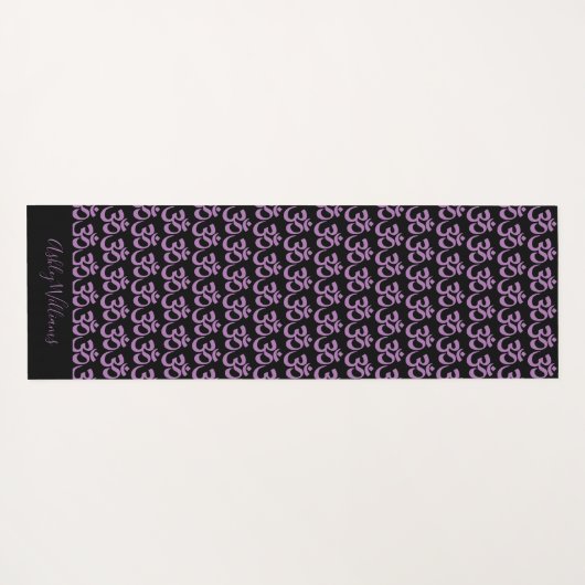 Chic Monogram Lila Om Symbol Pattern Schwarz Yogamatte (Rückseite (Horizontal))
