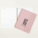 Chic Monogram Name Modern Dusty Blush Pink Planer<br><div class="desc">Chic Monogram Initial Name Modern Dusty Blush Pink Planner entworfen von Life auf Memory Lane. Wunderschönes Design mit zwei ersten Monogramm und einem Text mit Skripten. Personalisieren Sie Ihre Monogramm-Initialen und Ihren Namen. Wir laden Sie ein, unseren Zazzle-Shop, Life on Memory Lane, unseren Laden für passende Produkte, Geschenke, Verpackung, Bürobedarf,...</div>