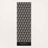 Chic Monogram Pastel Rosa Om Symbol Muster Schwarz Yogamatte (Rückseite)