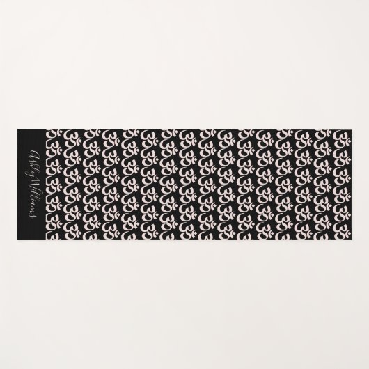 Chic Monogram Pastel Rosa Om Symbol Muster Schwarz Yogamatte (Vorderseite (Horizontal))