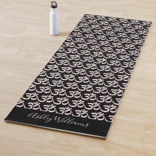 Chic Monogram Pastel Rosa Om Symbol Muster Schwarz Yogamatte