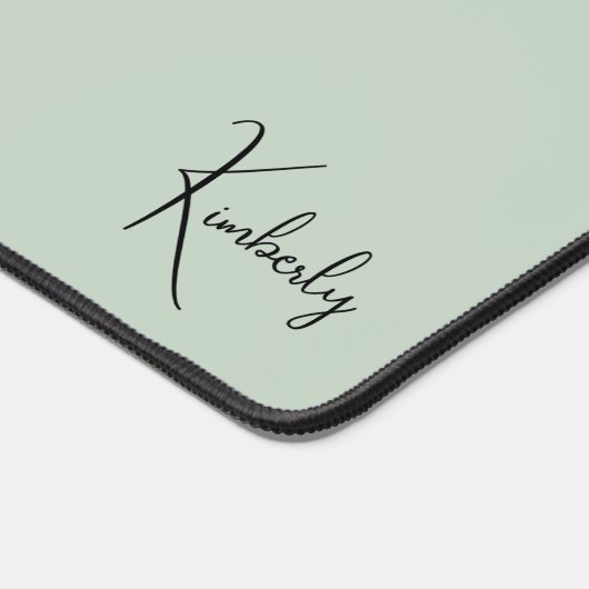 Chic Monogram Sage Green Schreibtischunterlage (Ecke)