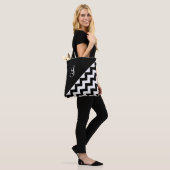 Chic Monogram Schwarz-weiß Geometric Zigzag Muster Tasche (Am Model)