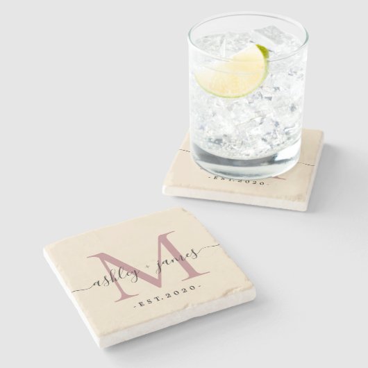 Chic Monogram Script-Namen Hochzeitdatum Elfenbein Steinuntersetzer (Seitenansicht)