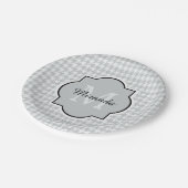 Chic Monogram Soft Grau Hahnentrittmuster mit Name Pappteller (Schrägansicht)