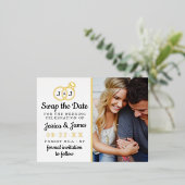 Chic Monogram Wedding Rings Rette oder tauscht das Folie Einladungspostkarte (Stehend vorne)