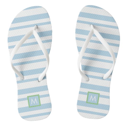 Chic Monogram, weiße und hellblaue Streifen Badesandalen (Fußbett)