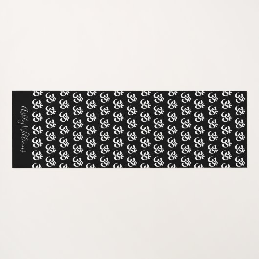 Chic Monogram White Om Symbol Pattern Schwarz Yogamatte (Rückseite (Horizontal))