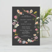 Chic Moody Wild Blume Wreath Wedding Einladung (Stehend Vorderseite)