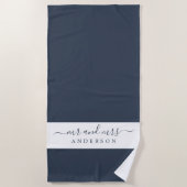 Chic Mrs Dark Blue White Mit Monogramm Strandtuch (Vorderseite)