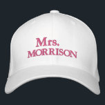 Chic Mrs Last Name rot pink weiß Bestickte Baseballkappe<br><div class="desc">Chic Mrs Last Name rot Rosa weiß bestickte Baseball-Kapsel Erhältlich in vielen Farben und Optionen</div>