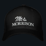 Chic Mrs Last Name Schwarzweiß niedliche Hochzeit Bestickte Baseballkappe<br><div class="desc">Chic Mrs Last Name Schwarzweiß niedliche Drehbuch Hochzeit bestickt Baseball Cap Verfügbar in vielen Farben und Optionen</div>