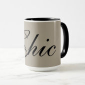 CHIC MUG_ " tres schicker" SCHWARZER TEXT AUF Tasse (VorderseiteRechts)