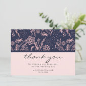 Chic Navy Blue Blush Pink Blumenmuster Hochzeit Dankeskarte (Stehend Vorderseite)