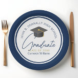 Chic Navy Blue Modern 2025 Graduation Party Pappteller<br><div class="desc">Diese Teller der modernen marineblauen Graduiertenparty mit Ihrem High School- oder Uni-Namen für die Klasse 2025. Passen Sie mit Ihrem geschlossen Jahr unter der schicken handgeschriebenen Drehbuch-und Grau-grad-Kappe für große personalisierte Graduate Party Dekoration an.</div>