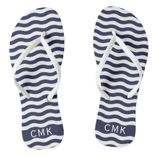 Chic Navy Blue Nautic Waves Beach Monogram Badesandalen (Fußbett)
