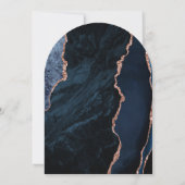 Chic Navy Blue Rose Gold Agate Blush Arch Hochzeit Einladung (Rückseite)