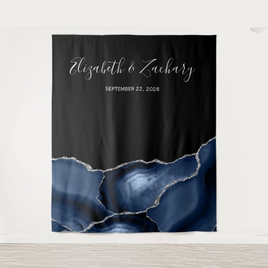 Chic Navy Blue Silver Agate Wedding Foto Booth Wandteppich (Vorderseite)