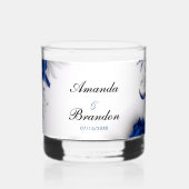 Chic Navy Blue & Silver Blume Ribbons Hochzeit Whiskyglas (Vorderseite)