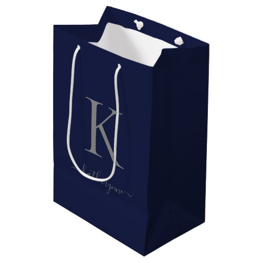 Chic Navy Blue Silver Monogram Name Mittlere Geschenktüte (Vorderseite Schrägansicht)