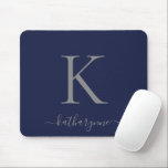 Chic Navy Blue Silver Monogram Script Mousepad<br><div class="desc">Modernes,  elegantes Silver Monogram Script auf einem luxuriös marineblauen Mauspad. Einfach mit Ihrem eigenen Namen und Ihren eigenen Details anpassen. Perfekt für Ihren modernen minimalistischen und luxuriösen Lebensstil! Bitte kontaktieren Sie uns unter cedarandstring@gmail.com ,  wenn Sie Hilfe beim Design oder den passenden Produkten benötigen.</div>