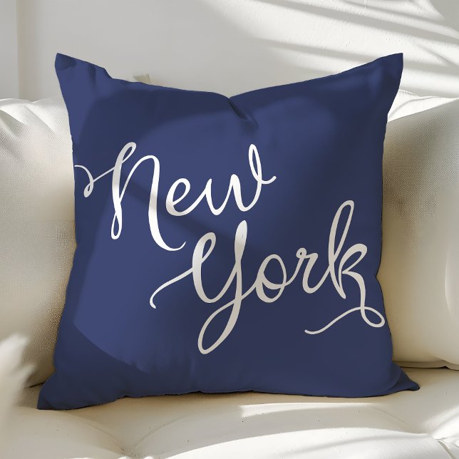 Chic Navy Blue und White New York Typografie Kissen (Von Creator hochgeladen)