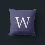 Chic Navy Blue White Monogram Wedding Keepake Kissen<br><div class="desc">Elegantes Hochzeitskuchenkissen mit Text in grauem handgeschriebenem chic script kalligraphie auf marineblau Hintergrund. Fügen Sie einfach Ihre Namen,  Monogramm und Hochzeitstermin ein. Großartiges Geschenk für ein frisch verheiratetes Paar. Exklusiv für Sie entworfen von Happy Dolphin Studio. Wenn Sie Hilfe oder passende Produkte benötigen,  kontaktieren Sie uns bitte unter happydolphinstudio@outlook.com.</div>