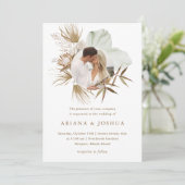 Chic Neutral Boho Wreath Foto Wedding Einladung (Stehend Vorderseite)