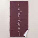 Chic New Monogram Names Burgundy Strandtuch<br><div class="desc">Chic bordeauxrotes mit Monogramm Strandtuch mit den Namen der Neugeborenen in handgeschriebener, eleganter Schrift-Kalligrafie. Fügen Sie einfach Ihre Namen hinzu. Perfektes Geschenk für das frisch verheiratete Paar oder verlobtes Paar. Exklusiv für Sie entworfen von Happy Dolphin Studio. Wenn Sie Hilfe oder passende Produkte benötigen, kontaktieren Sie uns bitte unter happydolphinstudio@outlook.com....</div>