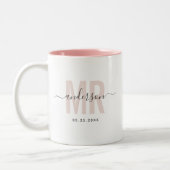 Chic New MR Individuelle Name Wedding Date Blush Zweifarbige Tasse (Links)