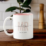 Chic New MR Individuelle Name Wedding Date Blush Zweifarbige Tasse<br><div class="desc">Niedliches,  modernes Kaffee-Tasse Sprichwort MR in moderner Typografie in staubblütigem Rosa mit Ihrem Familiennamen in trendiger Schriftzeichen Kalligraphie auf einer zweifarbigen Kaffeemaschine Tasse. Das dunkelmarineblau-Interieur ist sehr schön,  aber in vielen weiteren Farben erhältlich.</div>