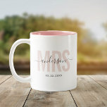 Chic New MRS Individuelle Name Wedding Date Blush Zweifarbige Tasse<br><div class="desc">Niedliches,  modernes Kaffee-Tasse-Sprichwort MRS. in moderner Typografie in Rosa mit Ihrem Familiennamen in trendiger Schriftzeichen-Kalligraphie auf einer zweifarbigen Kaffeemaschine Tasse. Das Interieur in Rosa ist sehr schön,  aber in vielen weiteren Farben erhältlich.</div>